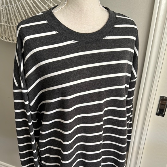 Old Navy Gray and White Striped Oversized Side Slit Crew Neck Sweater - Picture 5 of 10
